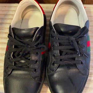 Gucci Kids Ace Sneaker in Black. Size 2/33 Used